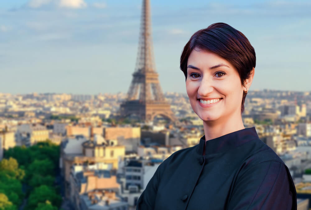 Tatiana Roncato na Janela do Escritório em Paris